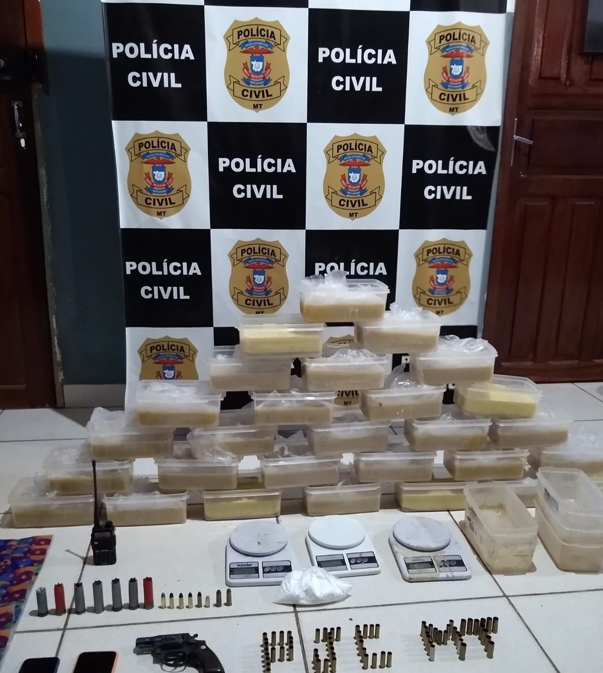 Polícia fecha “sítio” usado para batizar drogas e prende três