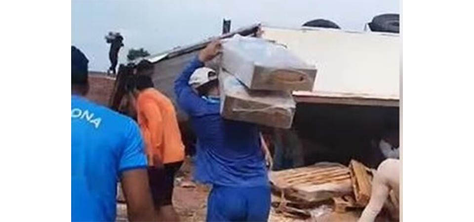 Caminhão com frango tomba e populares saqueiam a carga