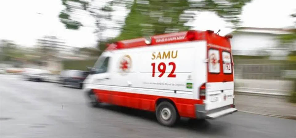 Homem esfaqueia irmãos e sobrinho e foge com garrafa de pinga