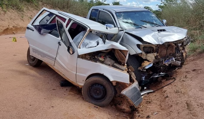 Violenta colisão entre caminhonete e carro deixa 3 mortos no Nortão