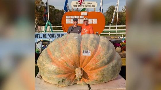Produtor colhe abóbora gigante de quase 1.500 quilos e bate recorde mundial