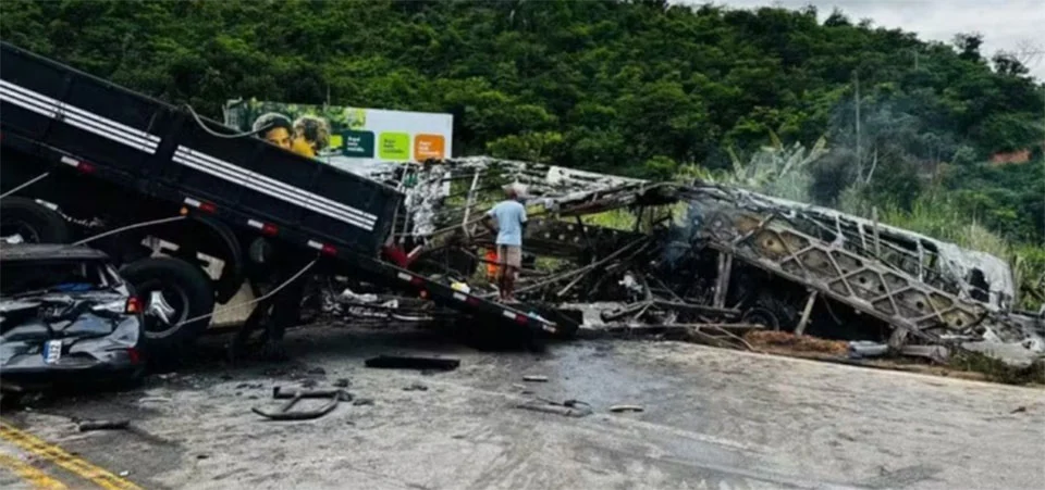 Colisão na BR-116 em Minas Gerais deixa 41 mortos em tragédia sem precedentes na década
