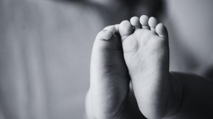 Bebê de um ano cai em balde d'água e morre afogado