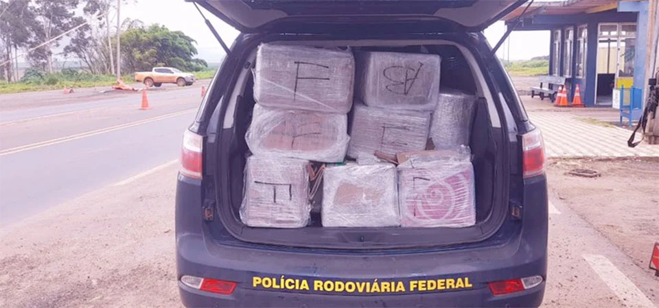 PRF localiza 370 quilos de drogas em caixas de papelão após abordagem