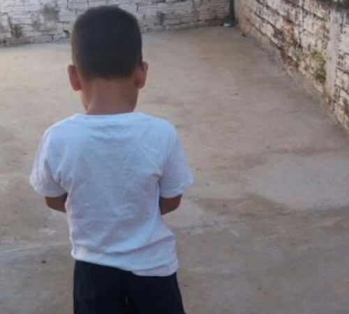 Mãe adotiva faz campanha para reconstruir olho de filho