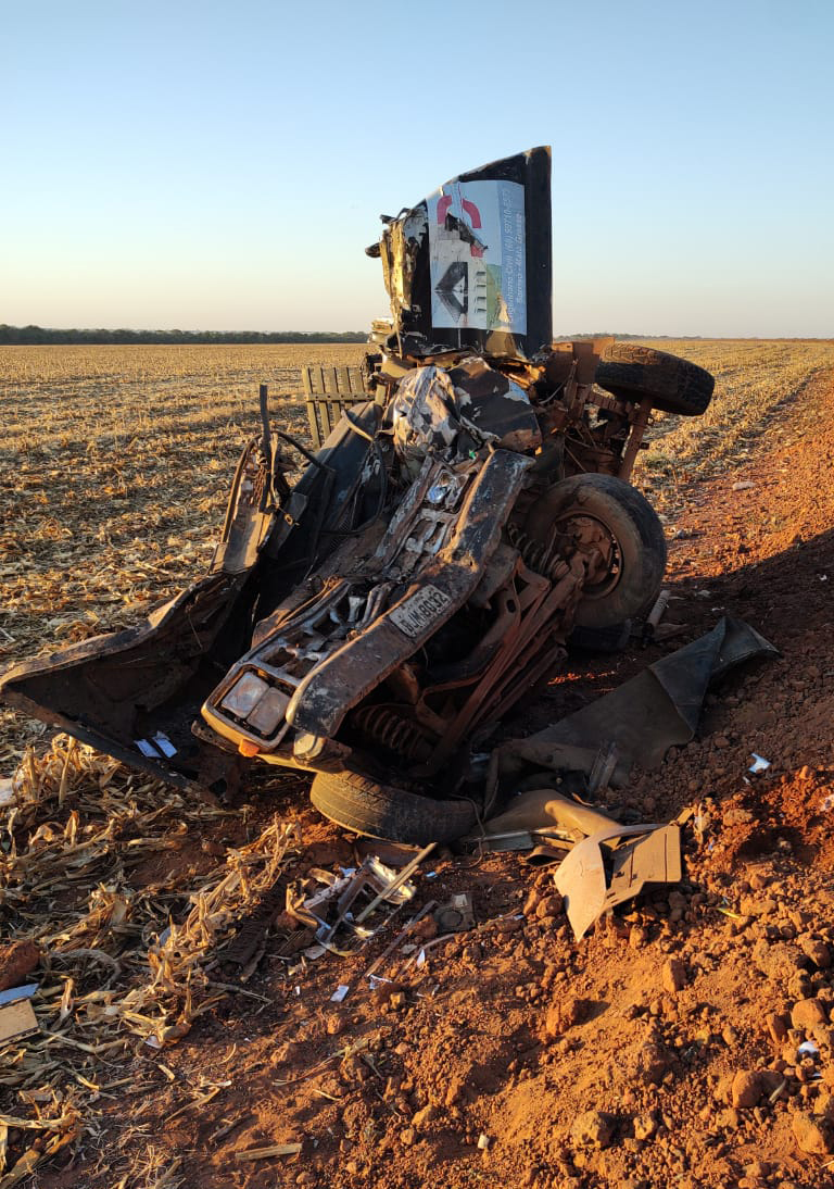 Caminhonete e carreta se chocam na MT-140 e dois morrem