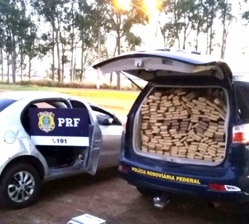 Carro com placas de Cuiabá capota na BR-163 e PRF apreende 654 quilos de maconha