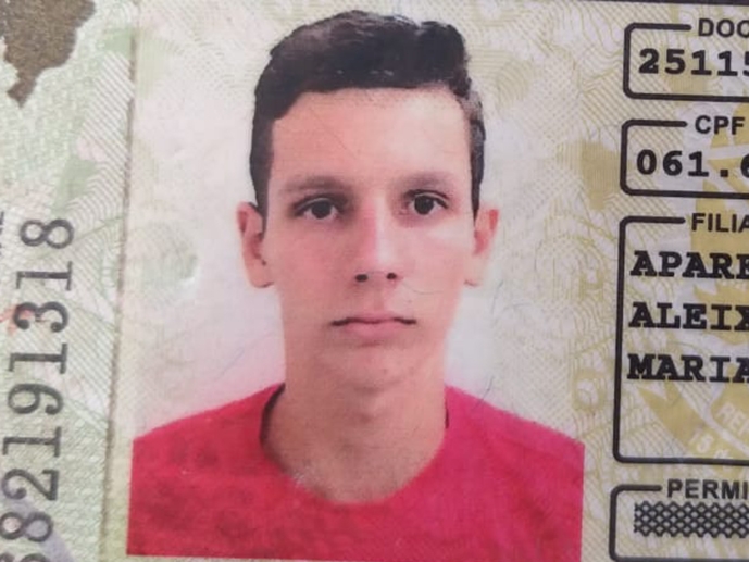 Porto: Motociclista invade pista contrária, bate de frente em Fiat Palio e morre