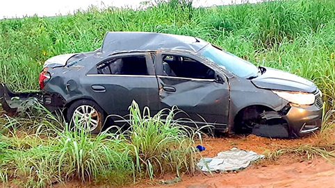 Tapurah: Carro sai da rodovia MT-338, capota e três ficam feridos