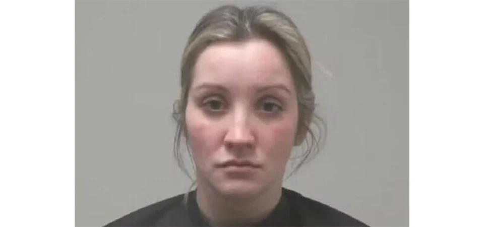 Mãe aquece bebê com secador de cabelo, adormece com o aparelho ligado e acaba matando o filho