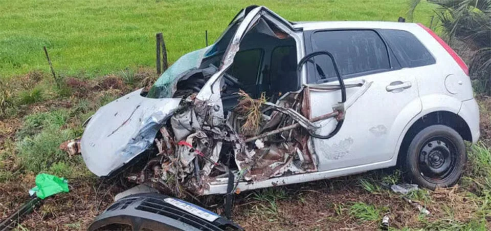 Homem joga carro contra caminhão para matar ex-mulher, morre na colisão e ela sobrevive a atentado