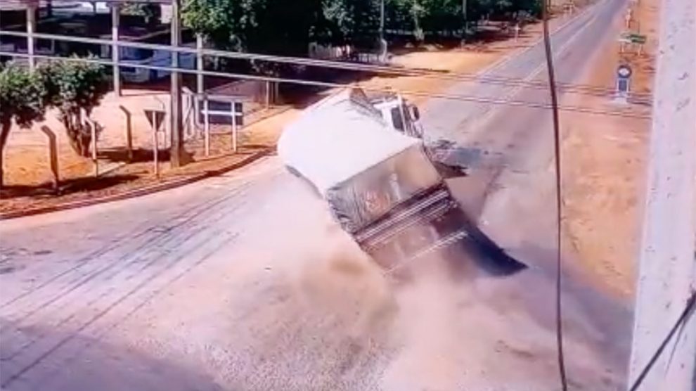 Ipiranga: Motorista perde o controle da direção e tomba carreta na MT-242. Vídeo