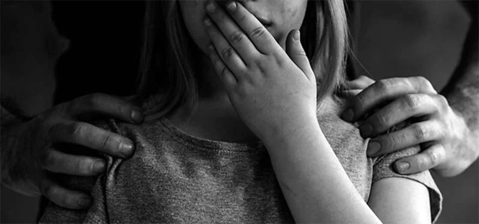 Juíza mantém prisão de mãe acusada de prostituir filhas por R$ 250