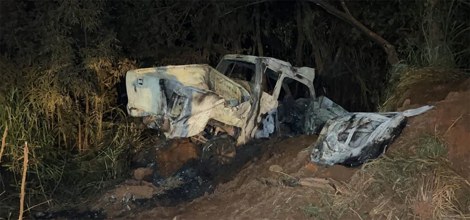 Duas pessoas morrem carbonizados após caminhonete capotar e pegar fogo na MT-490
