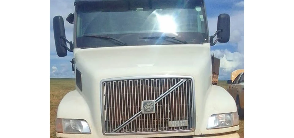 Caminhão roubado é localizado e recuperado em estrada rural