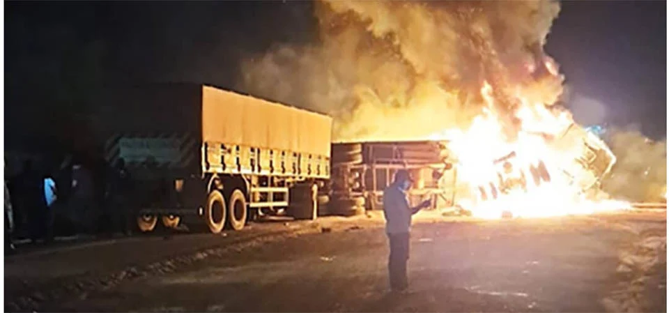 Carreta pega fogo após colisão com outra e motorista morre carbonizado