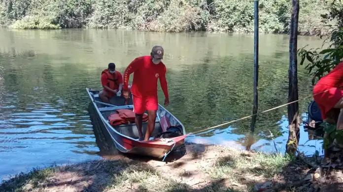 Homem salva família, mas morre afogado após barco virar