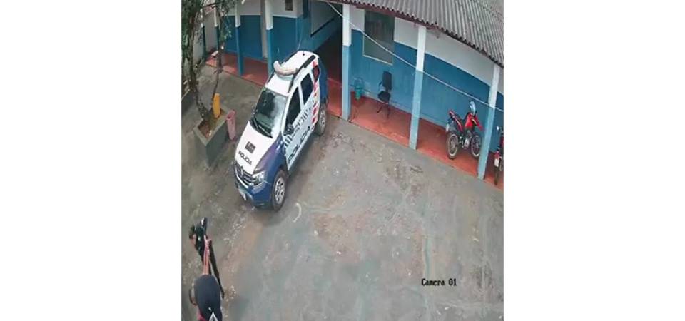 Policiais salvam menina de 7 anos que estava sem respirar após engolir moeda; veja vídeo