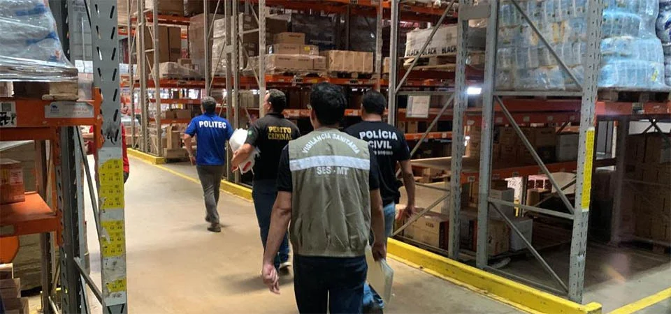 Distribuidora em cidade do MT tem 7 mil garrafas de whiskies apreendidas com suspeita de adulteração