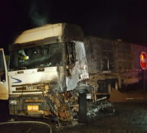 Homem morre após colisão entre motocicleta e bitrem na BR-163; carreta pegou fogo duas vezes