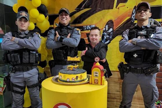 Militares atendem chamado e participam de festa de aniversário