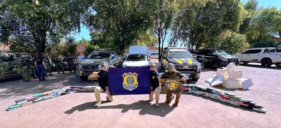 Motorista é preso com 280 kg de drogas em Fiat Strada