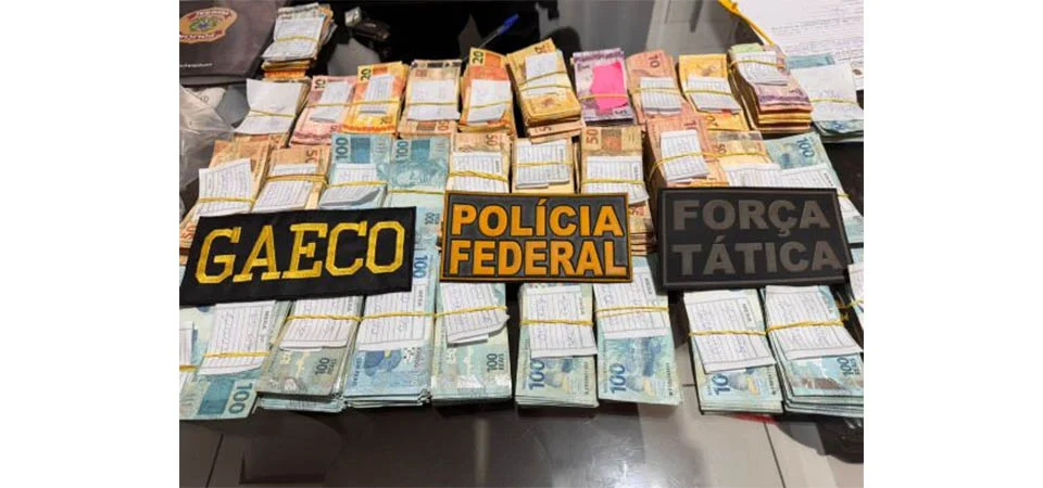 Mulher é presa tentando fugir com meio milhão escondido em painel de carro