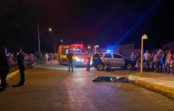 Homem é executado com tiros na cabeça e costas no meio da rua