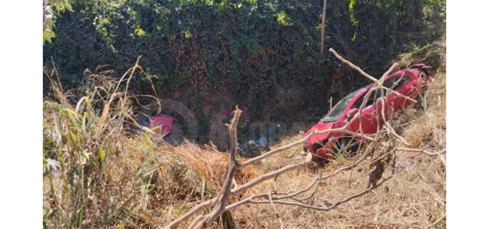 Carro capota em ribanceira e adolescente morre arremessado