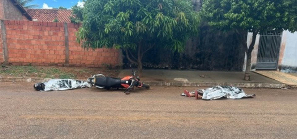 Primos são executados a tiros no meio da rua