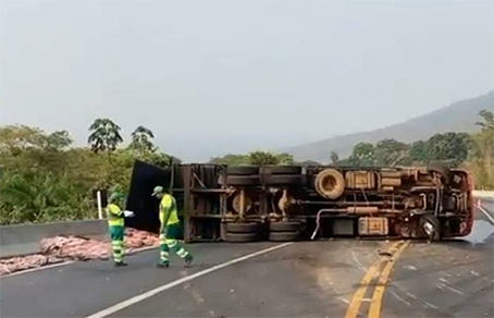 Caminhão carregado com couro de boi tomba e motorista morre na Serra