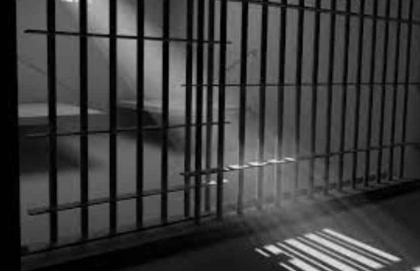 Detento acusado de estrupar criança tem coração arrancado e órgão sexual decepado dentro de cela