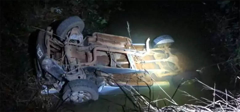 Homem morre preso às ferragens após cair com carro em córrego