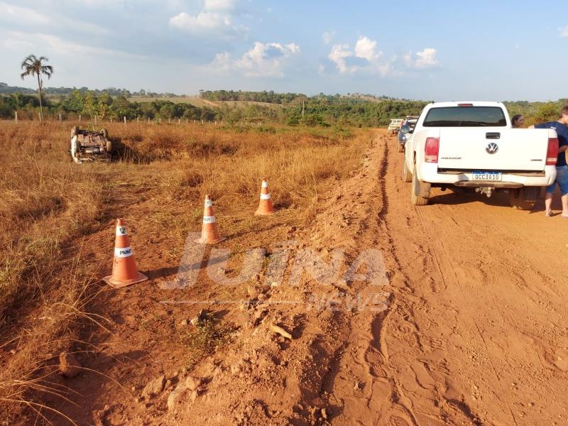Homem perde a vida ao capotar em curva de estrada de chão