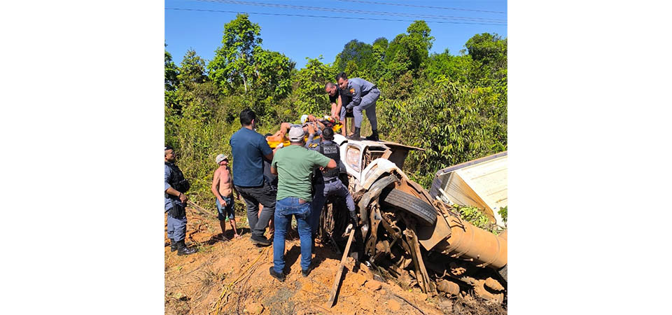 Itanhangá: Caminhoneiro perde controle e caminhão tomba na MT 338