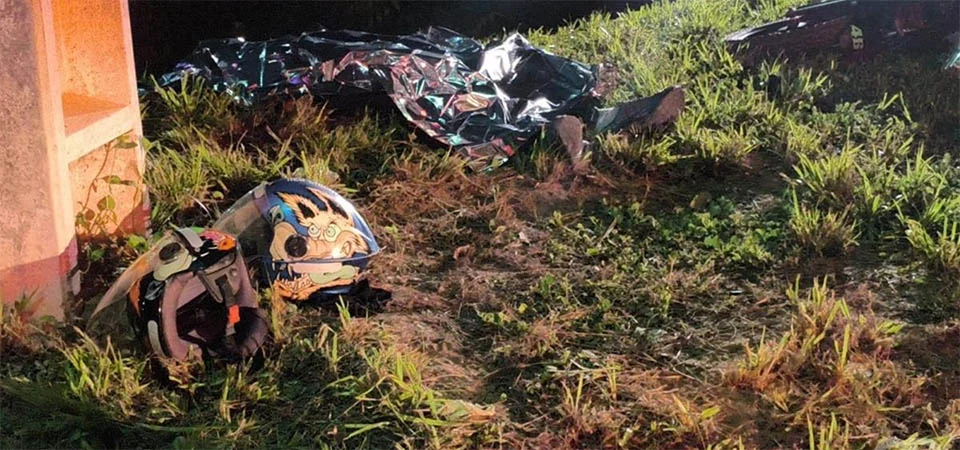 Motociclista perde o controle em curva, bate em poste e morre