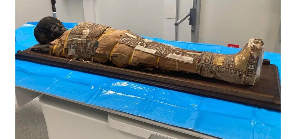 Estudo revela objeto misterioso no peito de múmia egípcia de criança