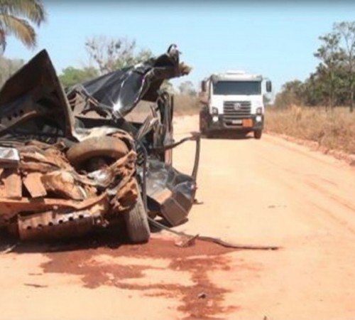 Idoso morre após Uno bater de frente com ônibus escolar em MT
