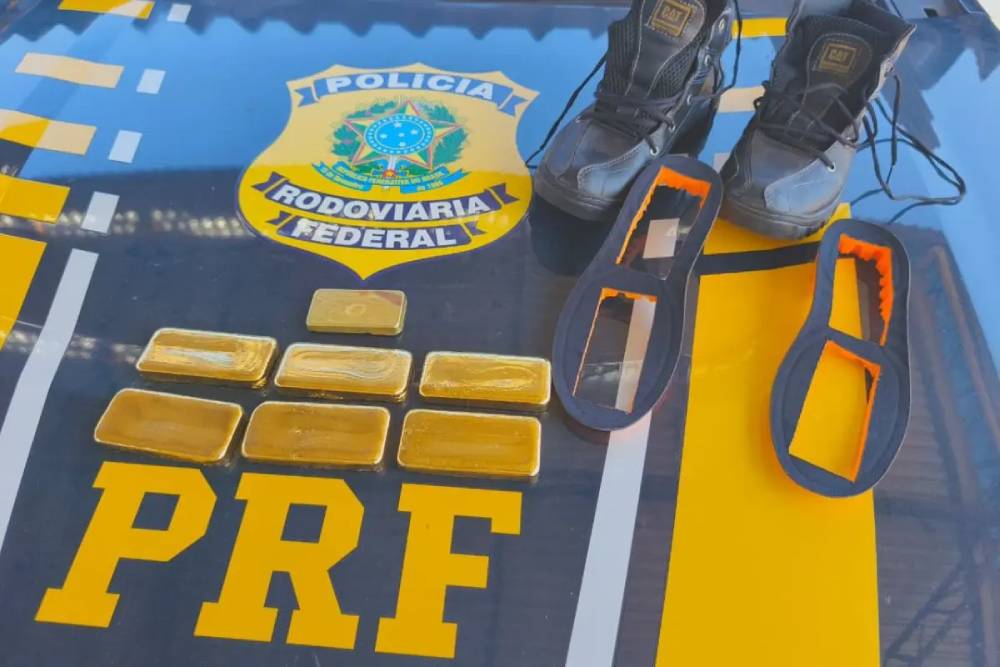 Passageiro de ônibus é preso levando barras de ouro na palmilha dos sapatos