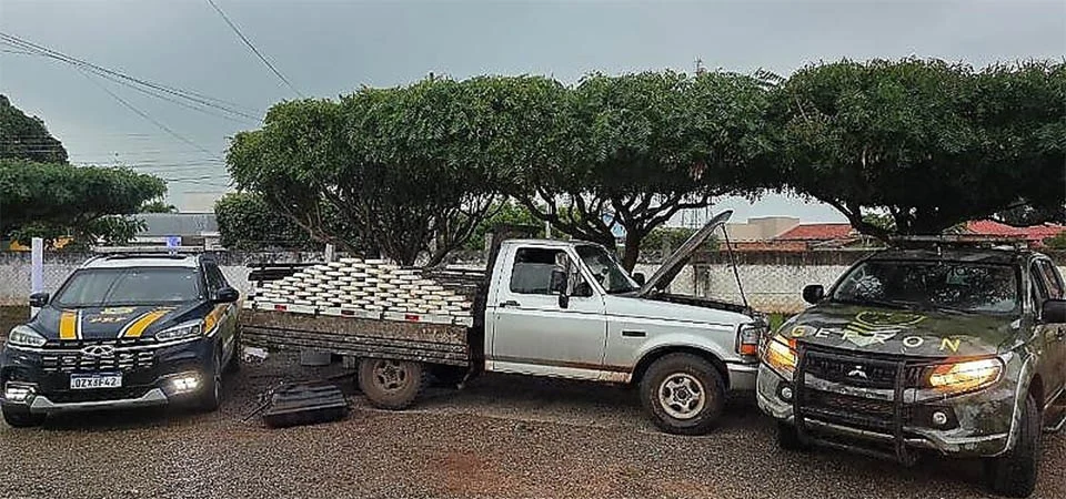 Ação conjunta flagra 78 kg de cocaína escondidos em tanque de caminhonete
