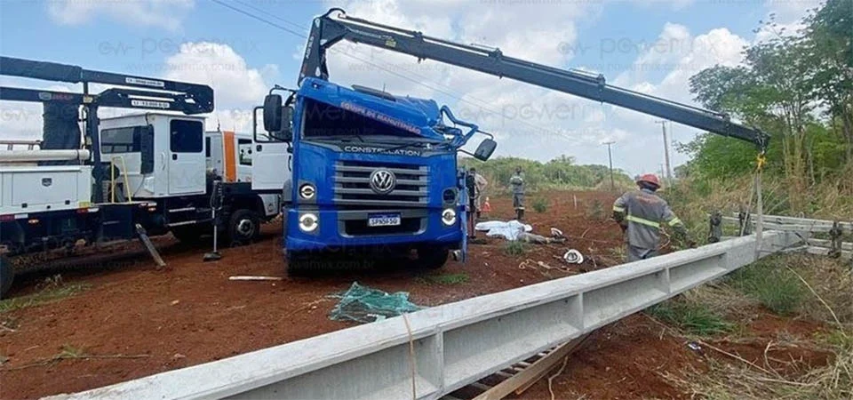 Poste cai sobre carro de empresa de energia e mata 2 trabalhadores