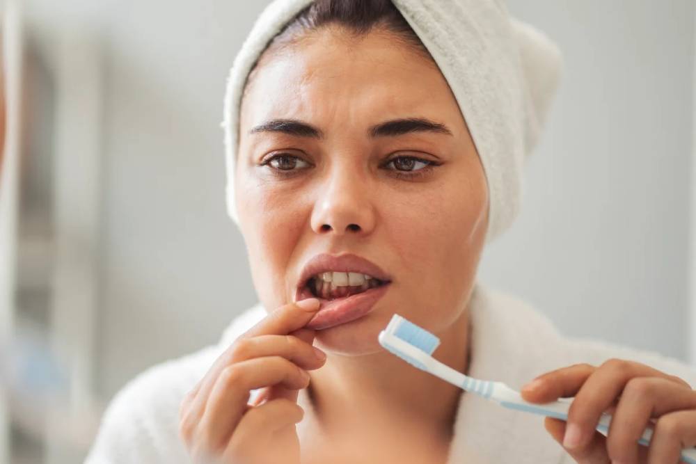 O que acontece na sua boca quando você dorme sem escovar os dentes