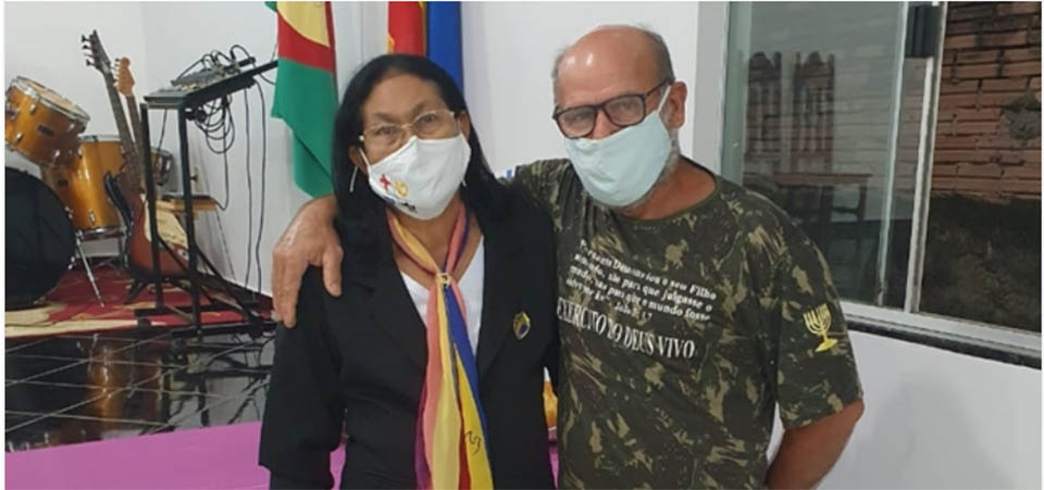 Bebê é assassinada a tiros enquanto mamava nos braços da mãe