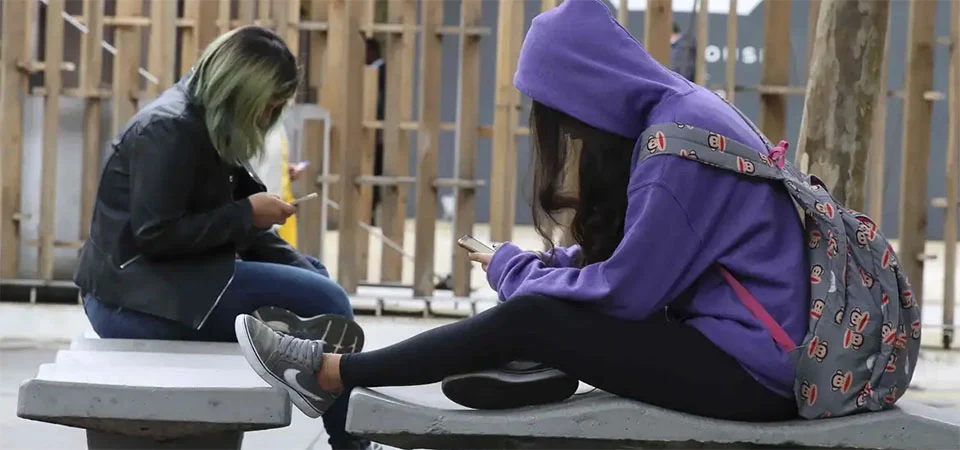 Especialistas apontam desafios para restrição de celular nas escolas