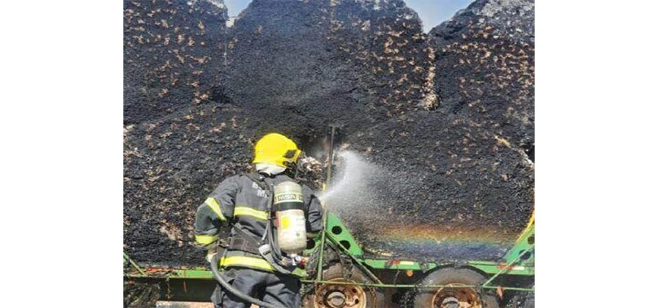 Ipiranga: Carreta carregada de algodão pega fogo após tocar rede de alta tensão