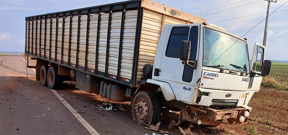 Itanhangá: Acidente entre caminhão boiadeiro e veículo próximo a Simione deixa uma vítima fatal