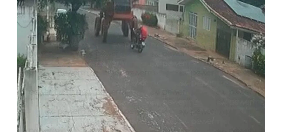 Garupa morre após dupla tentar manobra de moto embaixo de máquina agrícola