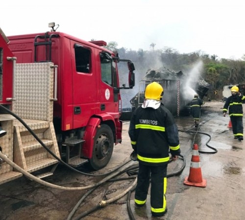 Carreta carregada de algodão tomba e pega fogo em Mato Grosso