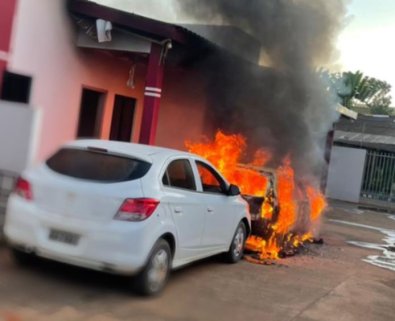 Mulher surta e ateia fogo no carro do marido