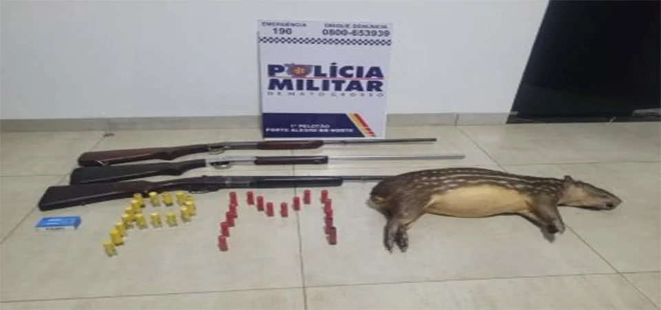 PM prende 3 caçadores com espingardas e paca abatida